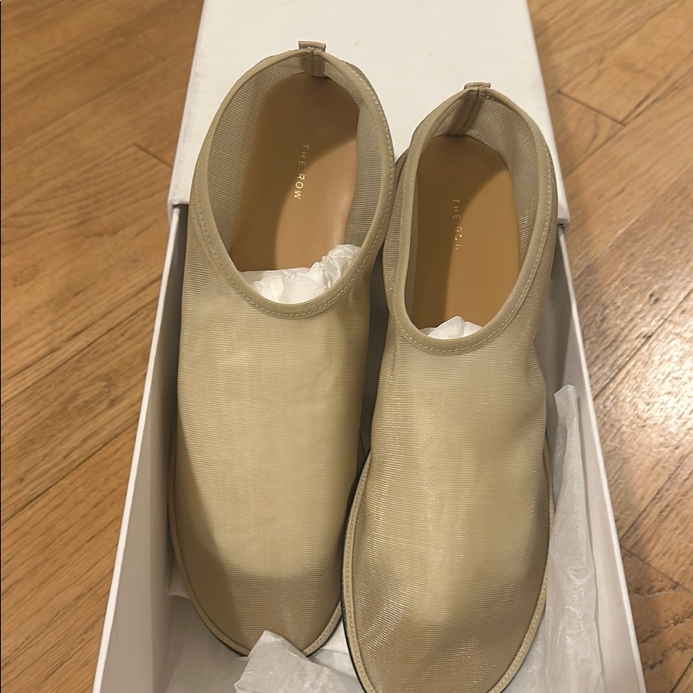 NIB - THE ROW MESH FLAT - 37 - NUDE